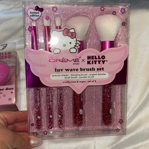 Bundle of brushes and blenders